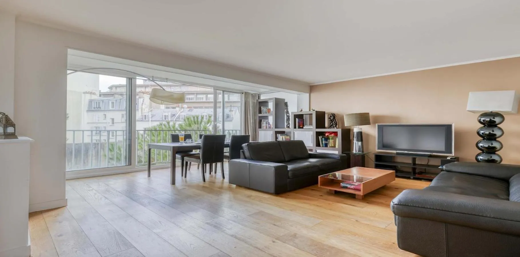 Spacious Contemporary Flat In The 15Th - Mid-T location
